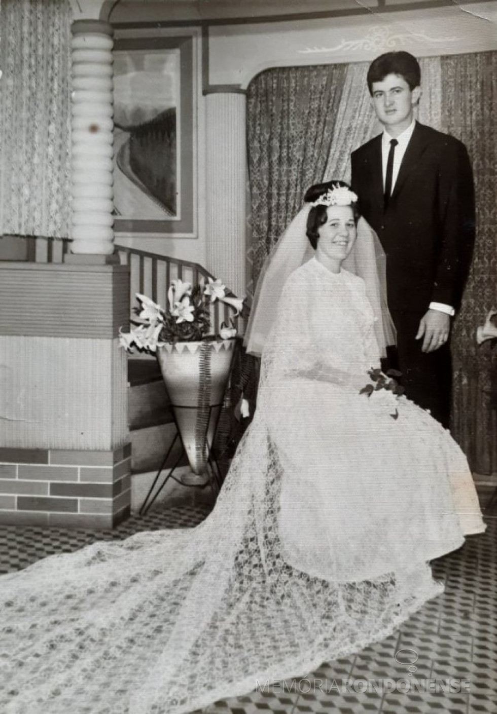 || Noivos Eleonora Reschke e Nelson Ari Roesler que se casaram em outubro de 1968.
Imagem: Acervo Felipe do Amaral Roesler. Foto feita no Studio Fotográfico Kaefer, em Marechal Cândido Rondon. - FOTO 7 -