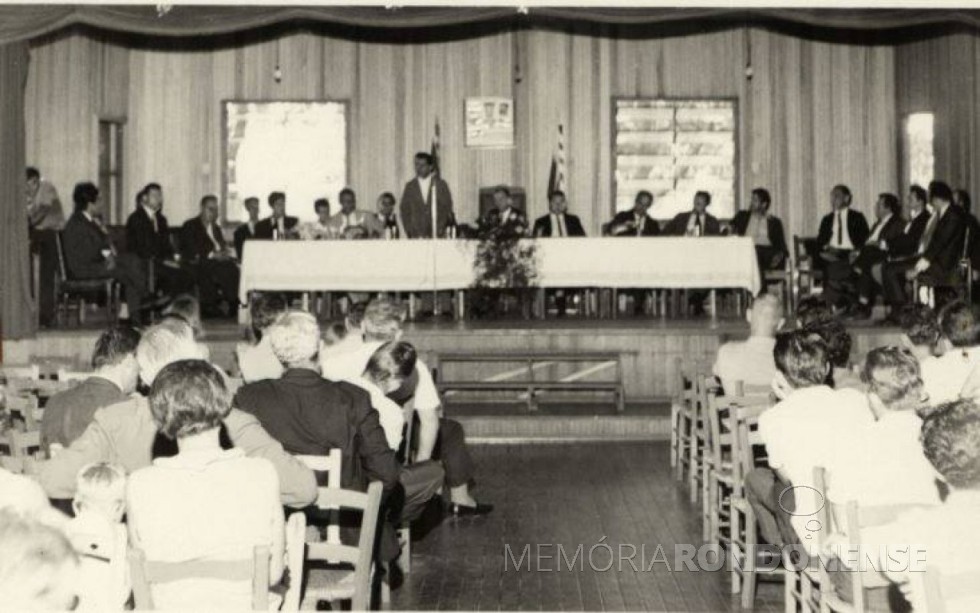 || Sessão Especial da Câmara de Vereadores de Marechal Cândido Rondon para dar posse ao senhor Dealmo Selmiro Poersch como primeiro prefeito nomeado, de acordo com a Lei de Segurança Nacional, em fevereiro de 1970.
Imagem: Acervo Projeto Memória Rondonense - FOTO 1 - 