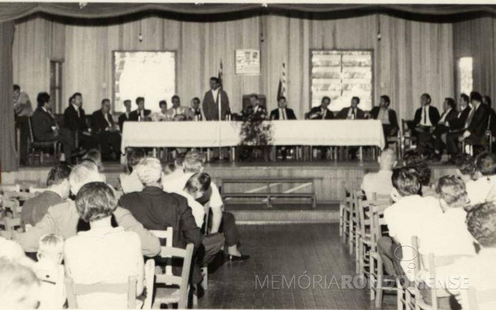 || Sessão Especial da Câmara de Vereadores de Marechal Cândido Rondon para dar posse ao senhor Dealmo Selmiro Poersch como primeiro prefeito nomeado em fevereiro de 1970.
Imagem: Acervo Projeto Memória Rondonense - FOTO 1 -