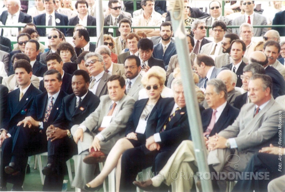 || Autoridades na abertura dos Jogos Mundiais da Natureza.
Da esquerda à direita: 1º - Osvaldo Luiz Malgalhães dos Santos, secretário de Esportes do Paraná; 2º - não identificado; 3º - Edson Arantes do Nascimento (Pelé), ministro dos Esportes; 4º - não identificado; 5º - Fani Lerner (esposa de Jaime Lerner); 6º governador Jaime Lerner; 7º - Fernando Henrique Cardoso, Presidente da República; e 8º - Juan Carlos María Wasmosy Monti, presidente da República do Paraguai.
Imagem: Acervo Revista Mosaicos - Foz do Iguaçu - FOTO 5 -
