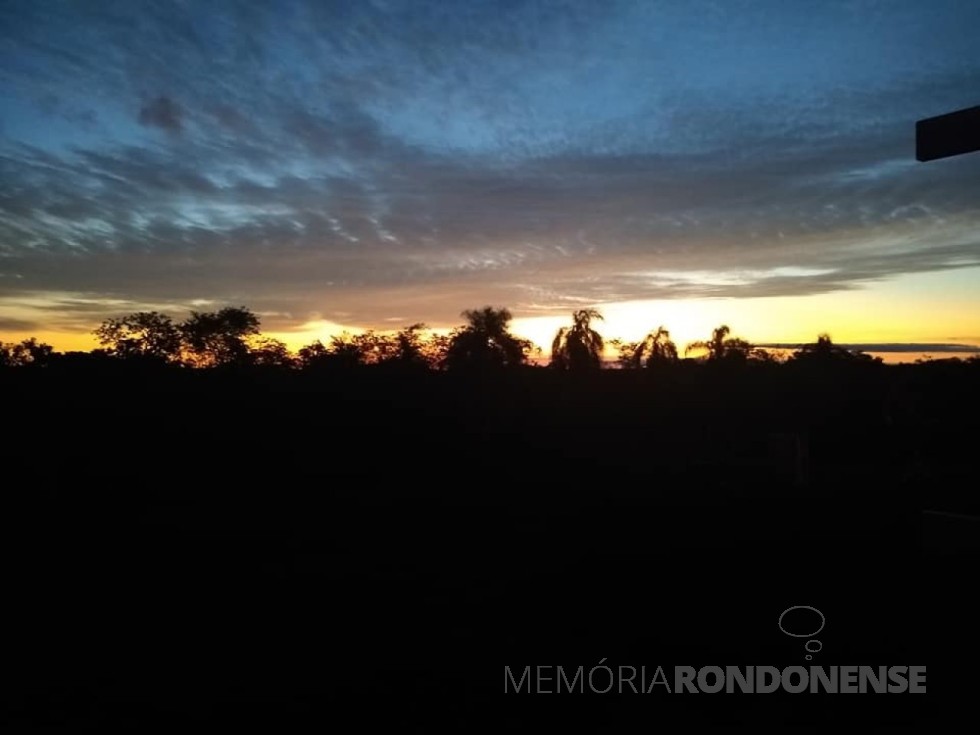 || Entardecer na cidade de Marechal Cândido Rondon, em 15 de novembro de 2020.
Imagem: Acervo e crédito de Ilda Bet - FOTO 37 -
