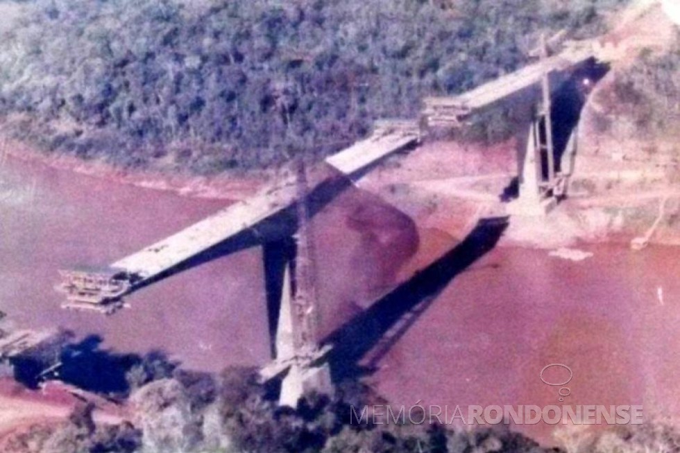 || Construção da ponte sobre o Rio Iguaçu, na região das Três Fronteiras.
Imagem: Acervo Foz do Iguaçu e Cataratas Memória e Fotos Atuais (Facebook) - FOTO 8 - 