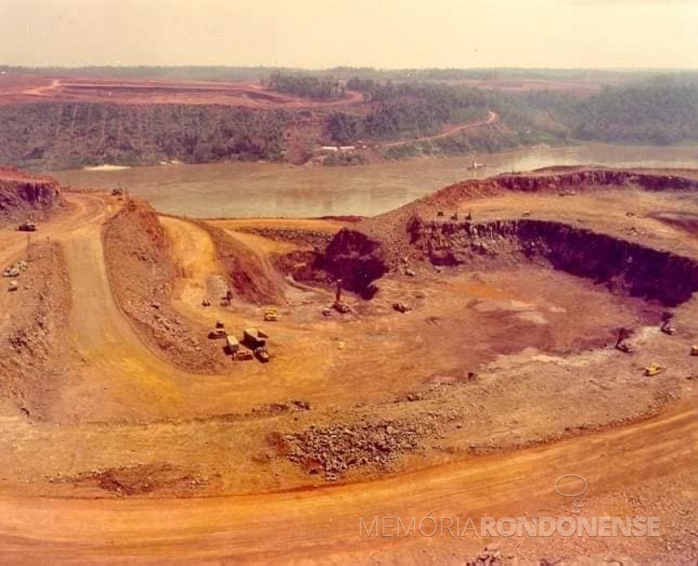 || Inicio das escavações de abertura do Canal de Desvio do Rio Paraná, em novembro de 1975.
Imagem: Acervo Waldir Gugliemi Salvan - FOTO 5 -