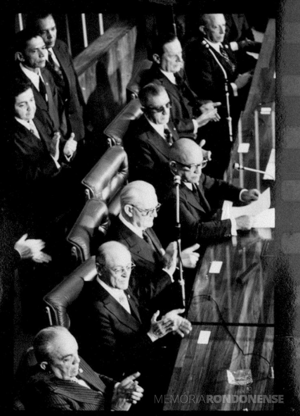 || Posse de Ernesto Geisel ( 3º - dos sentados à direita) na Presidência da República, em sessão especial do Congresso Nacional, em março de 1974.
Imagem: Acervo Agência doi Senado - FOTO 7 -