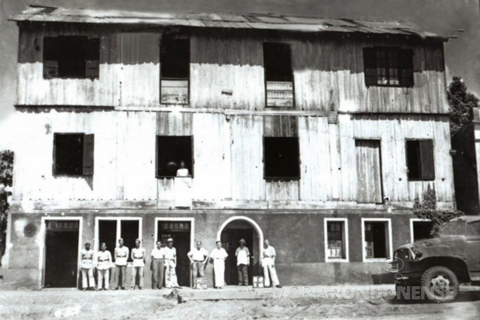 || Fachada externa do extinto Hotel Brasil na cidade de Foz do Iguaçu.
Imagem: Acervo Família Engel - FOTO 5 -