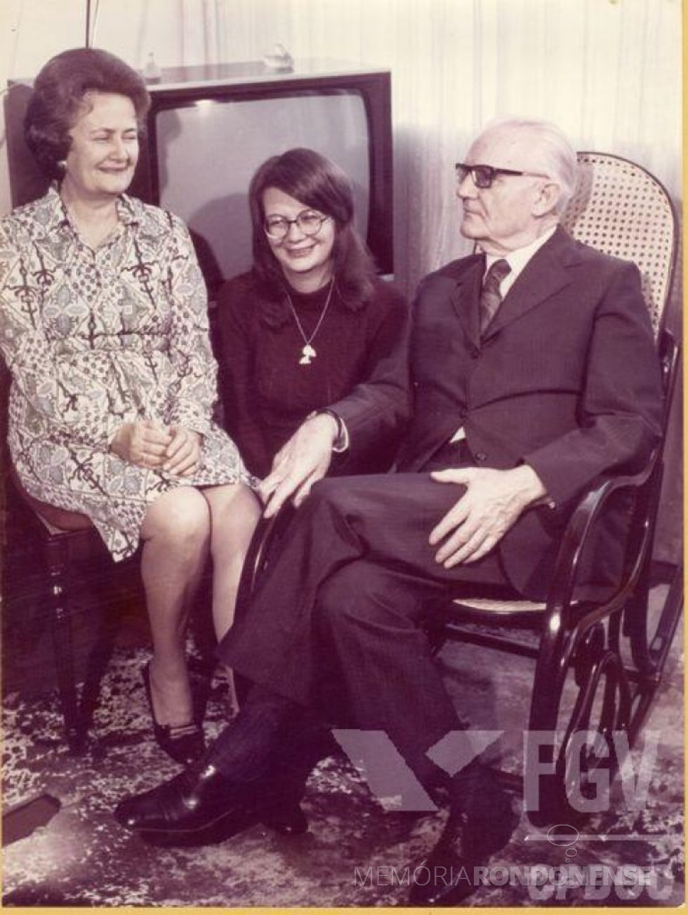 || General Ernesto Geisel com a esposa Lucu (nascida Markus) e a filha Amália Lucy, após ter seu nome lançado oficialmente à Presidência da República, em junho de 1973.
Imagem: Acervo Fundação Getúlio Vargas - FOTO 11 -