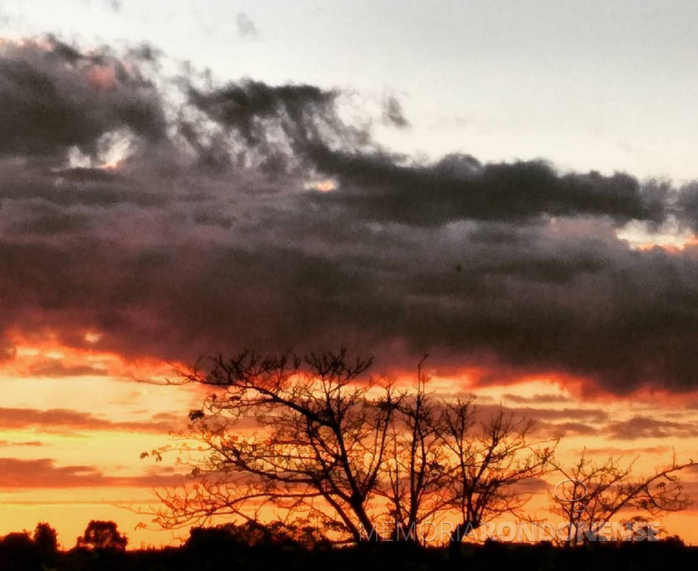 || Final de tarde em Marechal Cândido Rondon, em 19 de novembro de 2020, com nebulosidade de tempo bom, em imagem clicada pela rondonense Gladis Loch*.
* Esposa do repórter  Lincoln Leduc.
Imagem: Arquivo pessoal  -FOTO 25  -