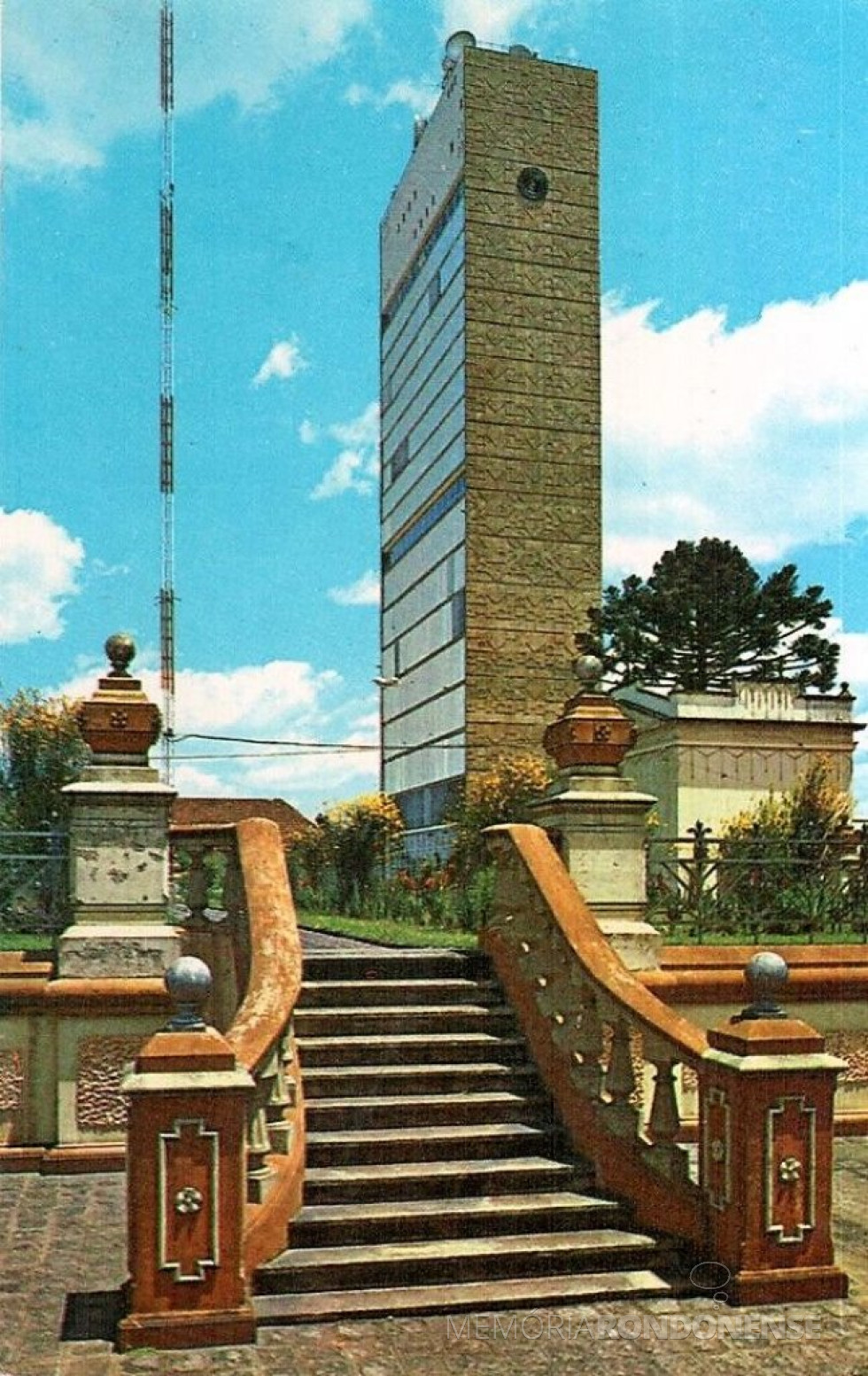|| Edifício da Telepar que se destaca na paísagem de Curitiba.
Imagem: Acervo br. pinterest - FOTO 10 -