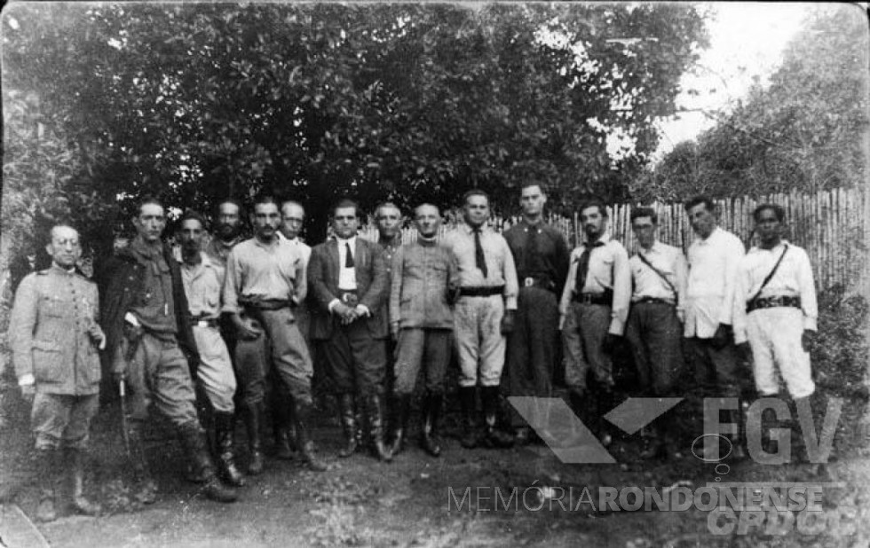 || Revolucionários paulistas, em Porto Mendes.  Da esquerda à direita: João Cabanas -2º; Paulo K. C. Cruz-5º;  deputado gaúcho Batista Luzardo -7º;  Rodrigues Jesus – 8º;  Isidoro Dias Lopes – 9º e Juarez Távora, 11º. 
Imagem: Acervo Fundação Getúlio Vargas - FOTO 4 -
