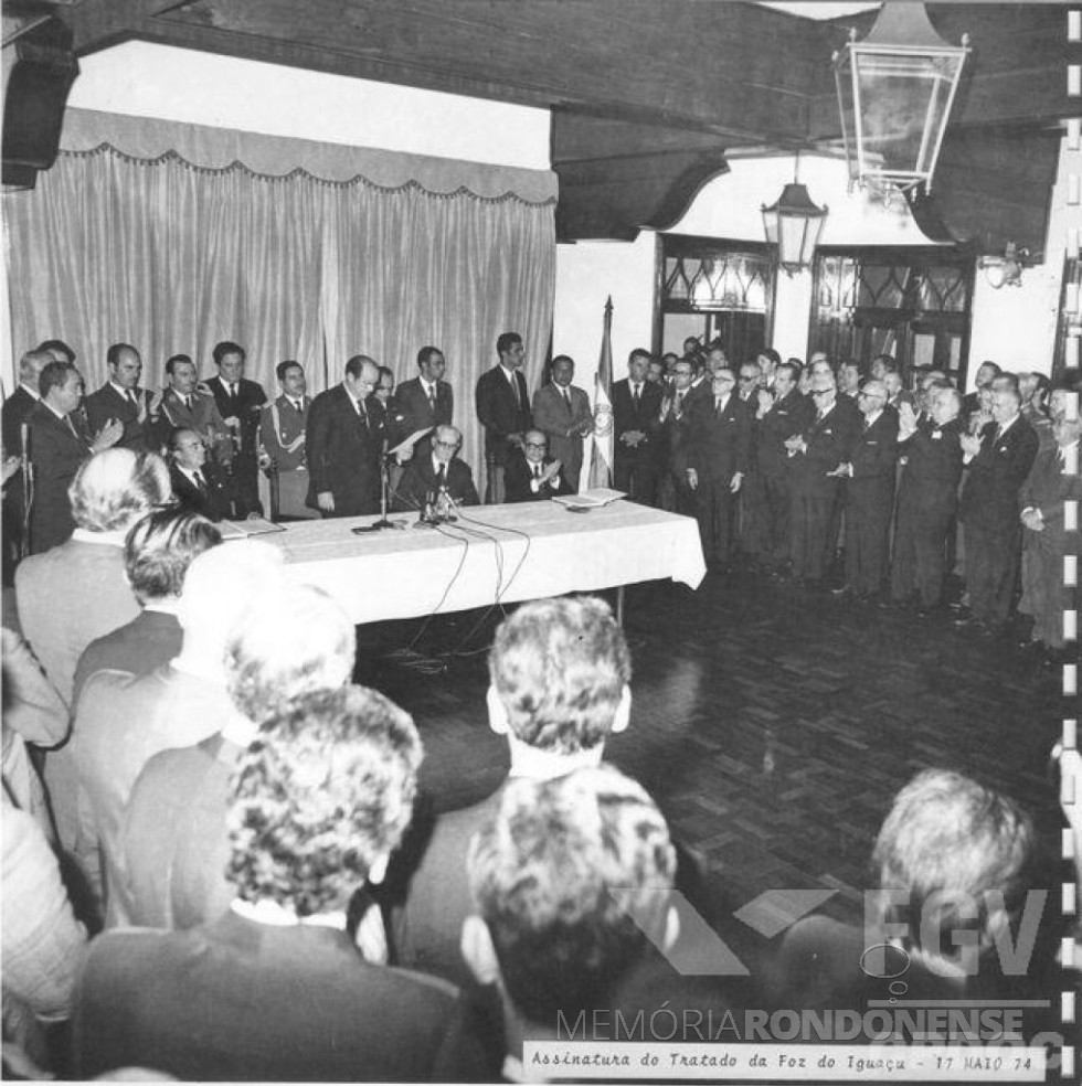 || Alfredo Stroessner, presidente do Paraguai, pronunciando-se na solenidade de constituição da Itaipu Binacional, em maio de 1974.
Imagem: Acervo Fundação Getúlio Vargas - FOTO 5 -