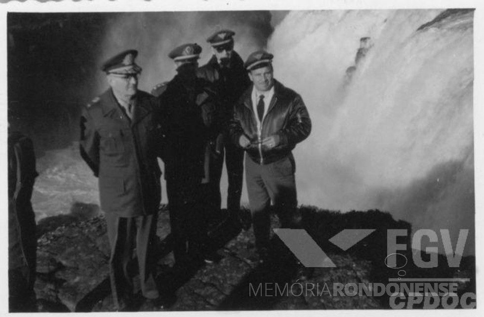 || General Ernesto Geisel (e) em visita às Sete Quedas, em final de maio de 1962.
Imagem: Acervo Fundação Getúlio Vargas (Rio de Janeiro) - FOTO 6 -
