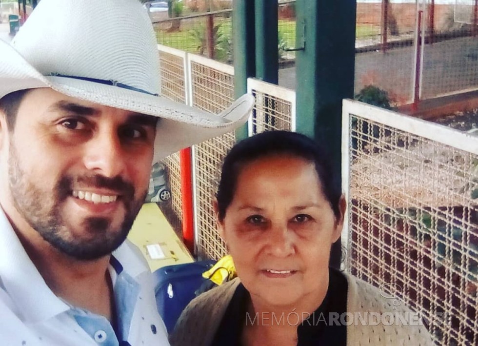 || Cavaleiro rondonense Pablo Grande Laux com a sua mãe Lurdes Maia Laux, vencedor em novembro de 2014.
Imagem: Acervo pessoal/Facebook - FOTO 16 -