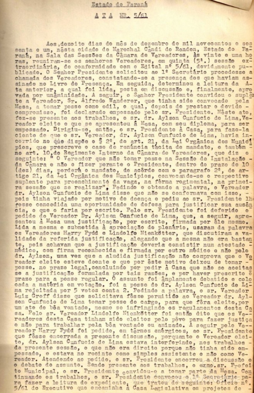 || Primeira página da ata que tratou da cassação do mandato de vereador do médico rondonense Aylson Confúcio de Lima, em dezembro de 1961.
Imagem: Acervo da Câmara Municipal de Marechal Cândido Rondon - FOTO 3 -- 