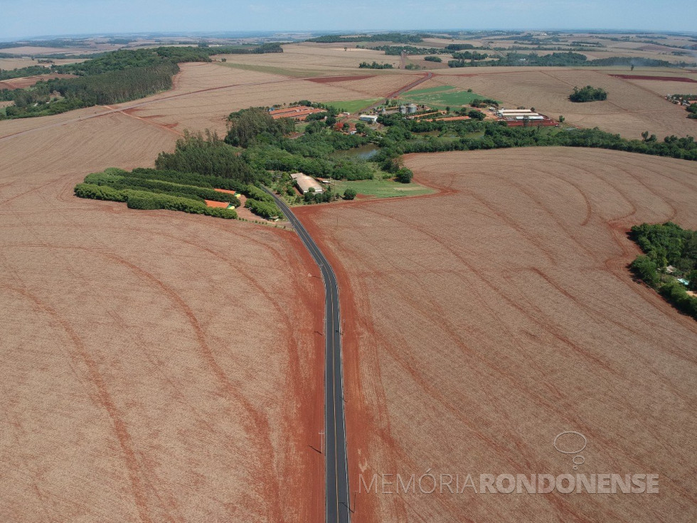 || Vista de parte do trecho rodoviário pavimentado desde a BR 467, passando pelo Clube Lira (Linha Horizonte) até a sede distrital rondonense de Novo Horizonte, concluído em novembro de 2020.
Imagem: Acervo Imprensa PM-MCR - FOTO 234-