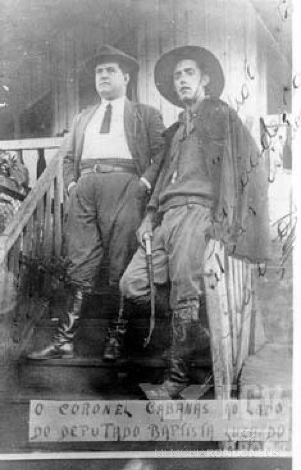 || Revolucionário gaúcho Batista Luzardo e revolucionário paulista João Cabanhas, por ocasião da reunião com o alto comando  da Revolução, em Porto Mendes*.
Na foto, é relatado que o encontro foi em Foz do Iguaçu. Segundo o historiador Domingos Meirelles  este encontro do Alto Comando se deu em Porto Mendes.
Imagem: Acervo  Getúlio Vargas - FOTO 5 -