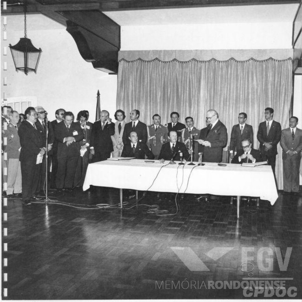 || Presidente brasileiro Ernesto Geisel em sua alocução na assinatura do Tratado de Foz do Iguaçu, em maio de 1974.
Imagem: Acervo Fundação Getúlio Vargas - FOTO 4 - 