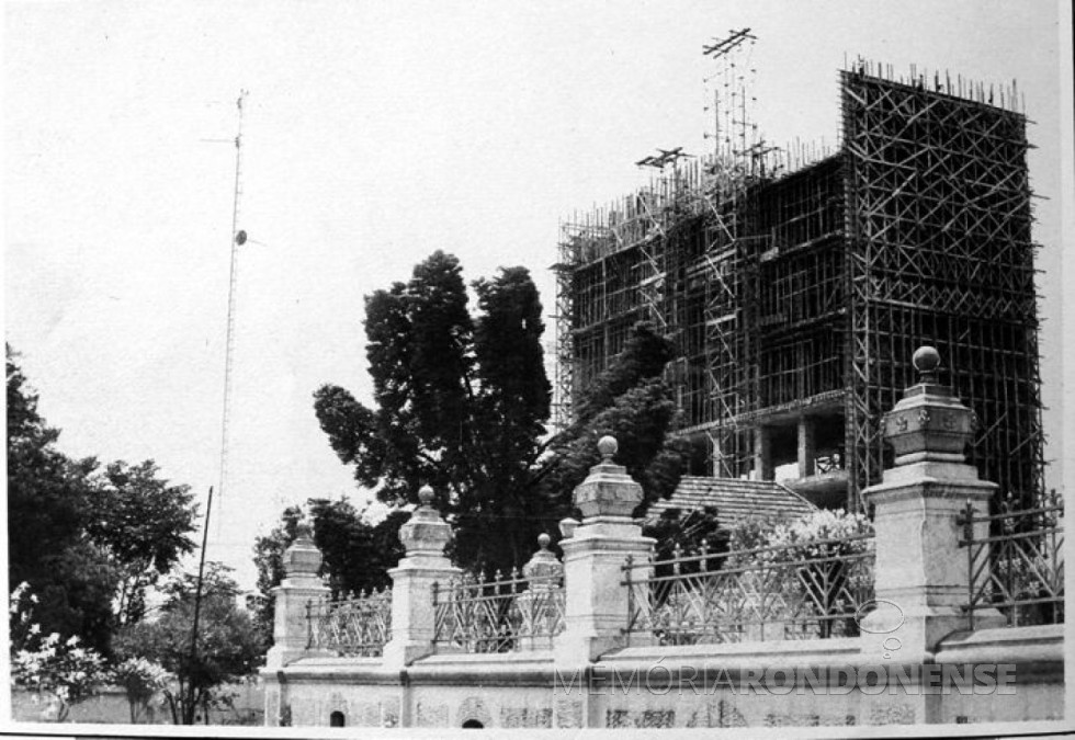 || Construção do prédio da Telepar, no bairro Mercês,  em Curitiba.
Imagem: Acervo Pinterest - FOTO 8 -