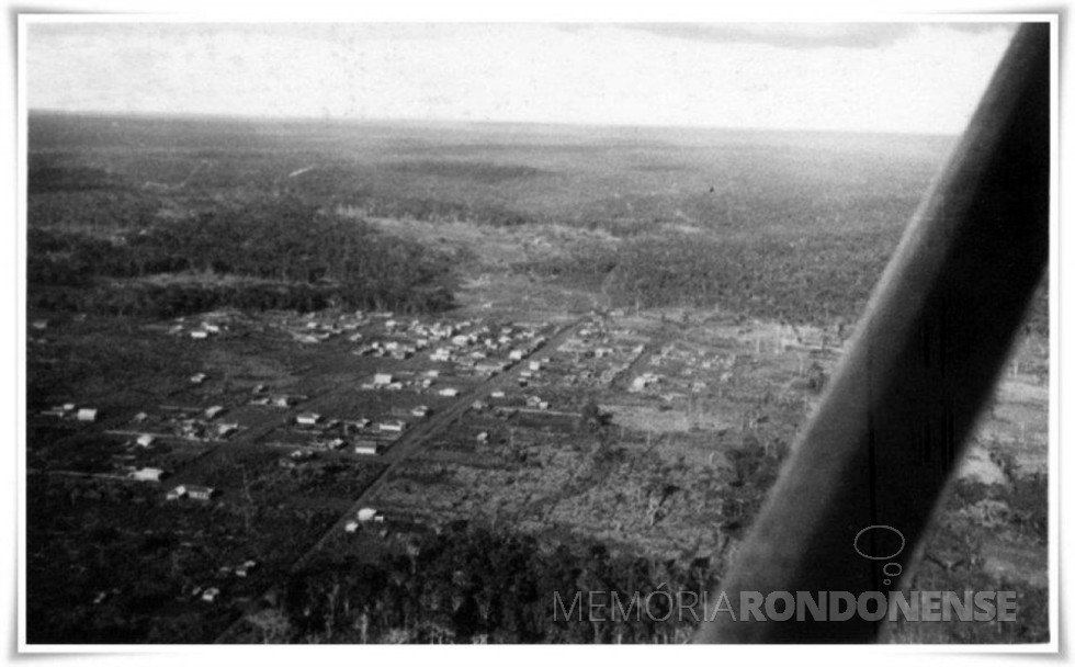 || Vista aérea da cidade de Toledo nos anos 1946/1947.
Imagem: Acervo Museu Histórico Willy Barth, de Toledo - FOTO 3 -