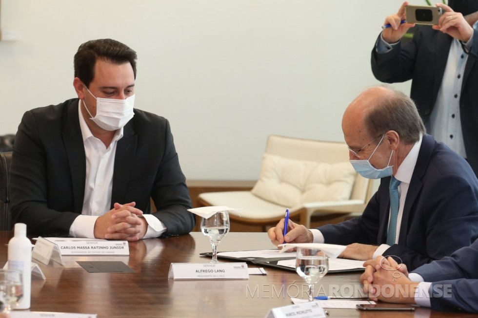|| Alfredo Lange, diretor-presidente da C-Vale assinando o protocolo com o Governo do Paraná, na presença do governador Ratinho Junior, em setembro de 2020.
Imagem: Acervo C-Vale - FOTO 25 - 