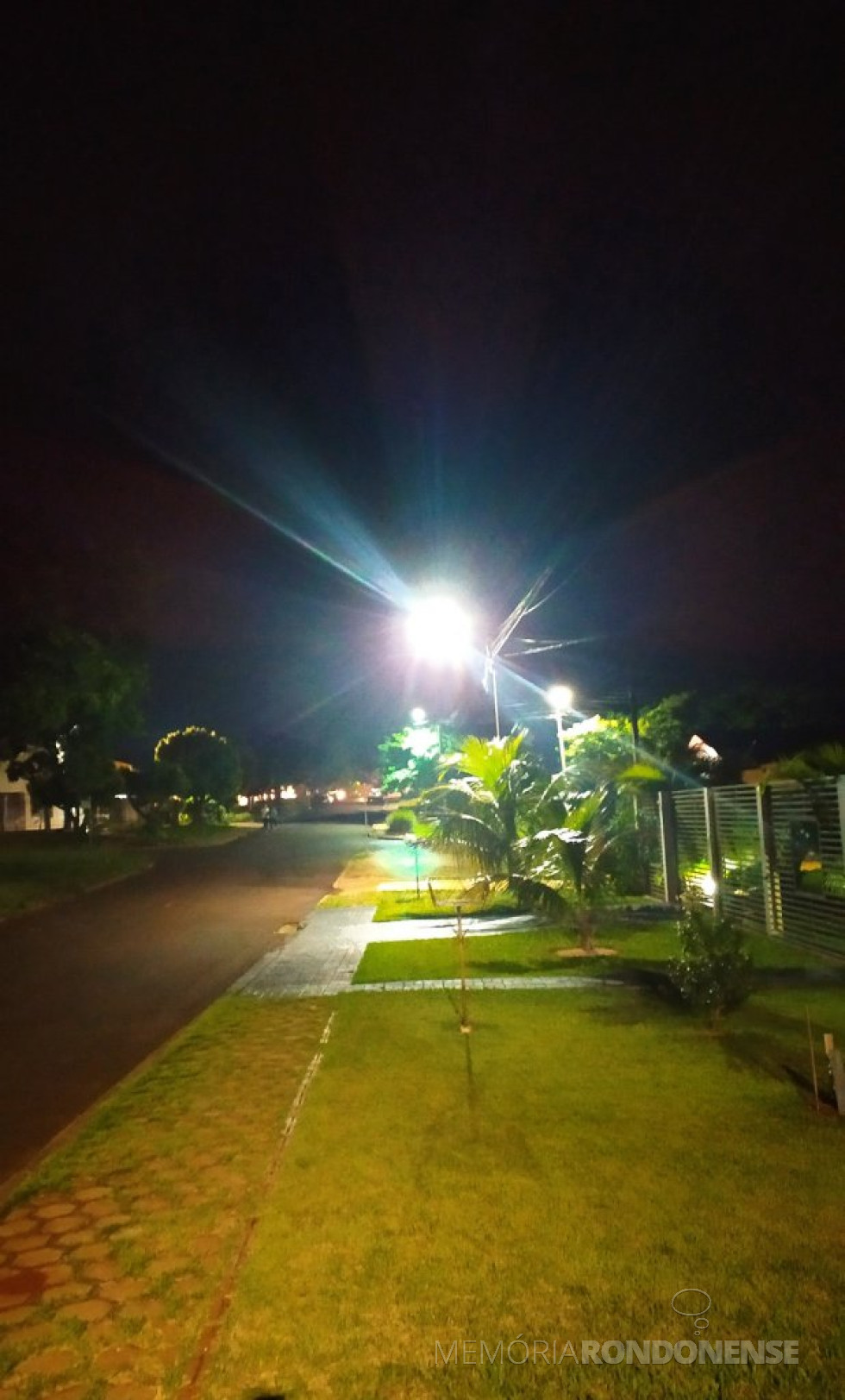 || Instantâneo do anoitecer no bairro rondonense Loteamento Vorpagel, em 12 de novembro de 2020.
Imagem: Acervo e crédito de Cleci Dal Bello* - FOTO 11.
* É filha do casal rondonense pioneiro Gema (nascida Sandri) e Germano Hardke.