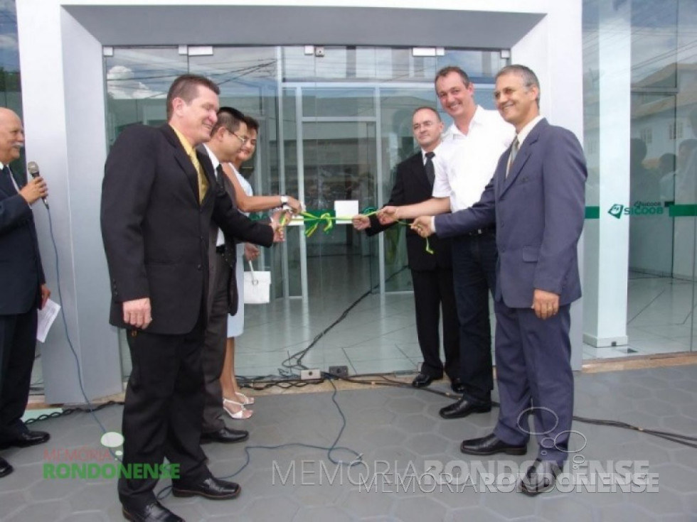 || Momento do descerramento da fita inaugural da primeira agência do Banco Sicoob, de Marechal Cândido Rondon, em novembro de 2003.
Imagem: Acervo Sicoob-MCR - FOTO 1 -