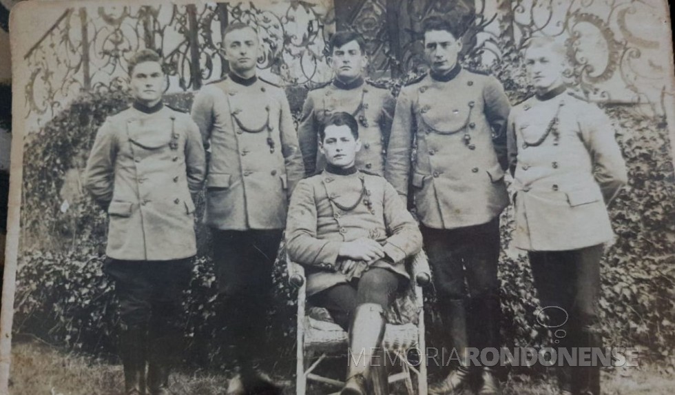|| Nikolaus Rehm, 1º à direita, com colegas de serviço militar na Alemanha.
Imagem: Acervo Júlio Rehm - FOTO 10 - 