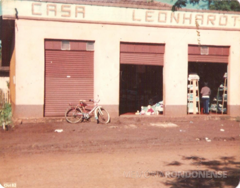 || Estabelecimento pioneiro da Casa Leonhardt, agora Casa LeonardT, na sede distrital de Santa Rita d'Oeste.
Imagem: Acervo AquiAgora.net - FOTO 13 -