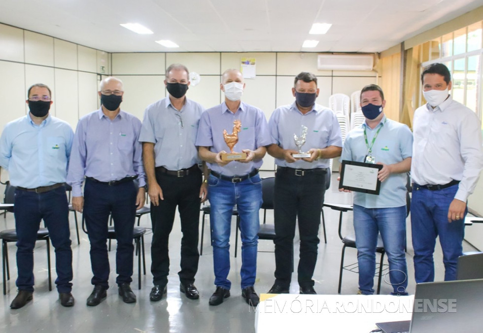 || Diretores da Copagril com os troféus da Premiação de Resultados de Matrizes no Brasil 2019.
Imagem: Acerco Comunicação Copagril - FOTO 30 -