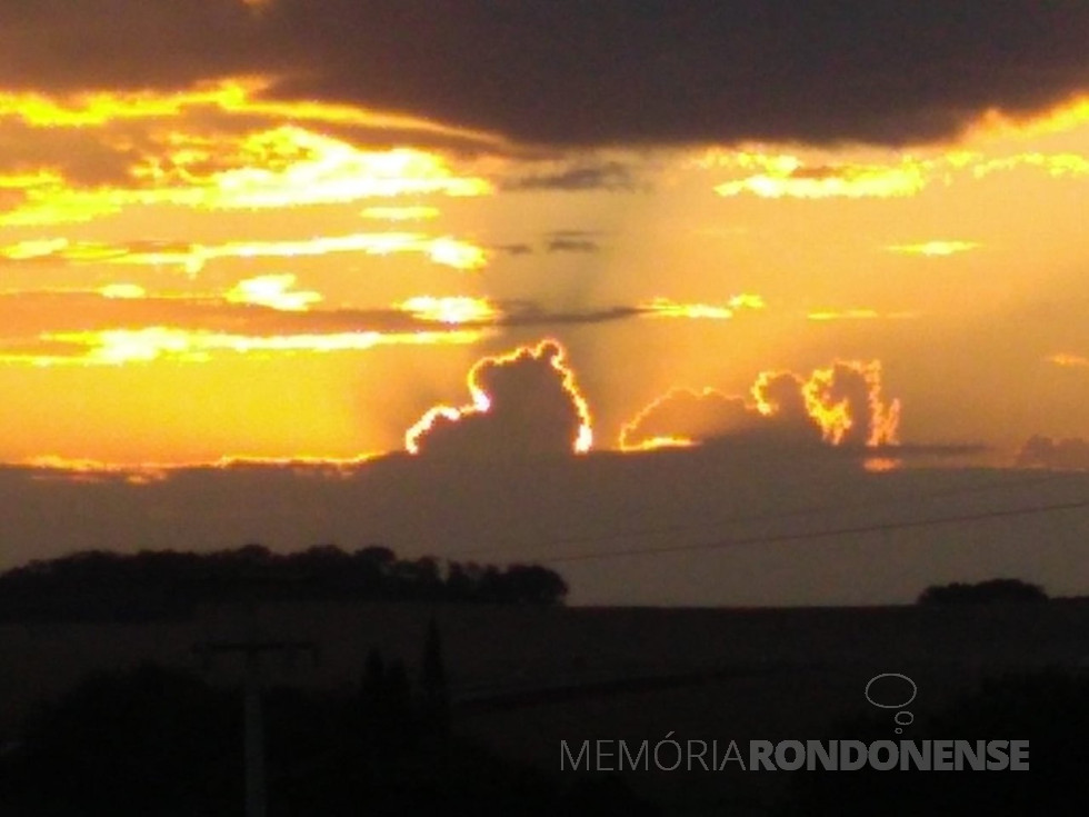 || Amanhecer visto desde a cidade de Quatro Pontes, que dista cerca de 5 km de Marechal Cândido Rondon, em 29 de novembro de 2020.
Imagem: Acervo Rádio Tropical FM/Afonso Francener - FOTO 27 -