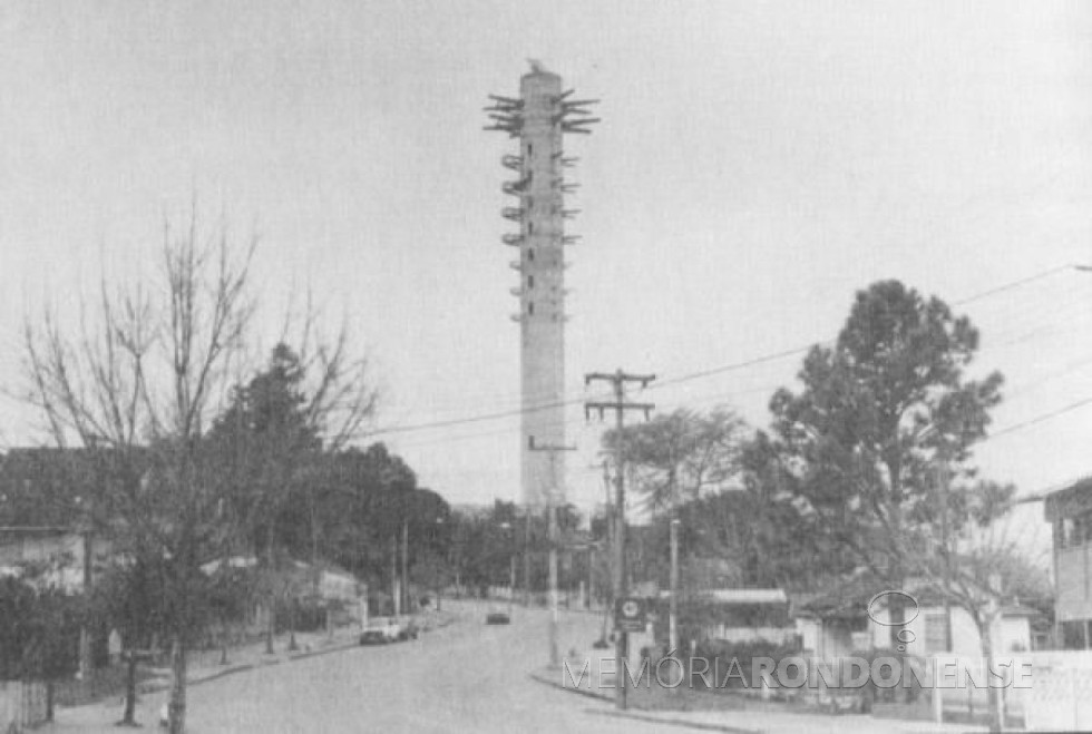 || Construção da torre da Telepar na Capital Paranaense. 
Imagem: Acervo br. pinterest - FOTO 9 -