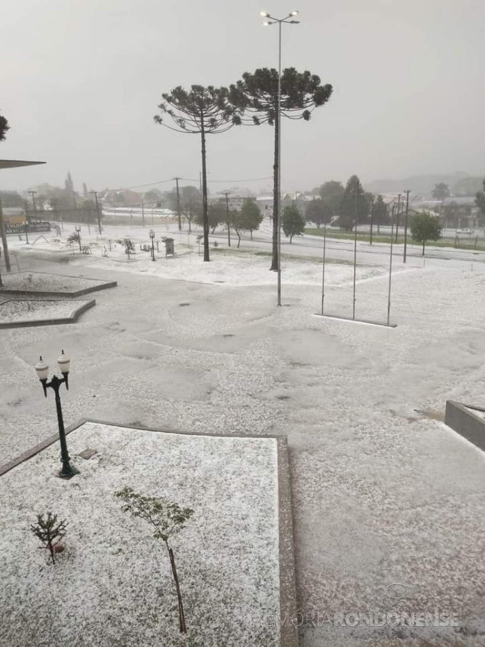 || Cenário do grande volume de granizo caído na cidade de Curitiba, em começo de novembro de 2020.
Imagem: Acervo Memória Rondonense - FOTO 25 -