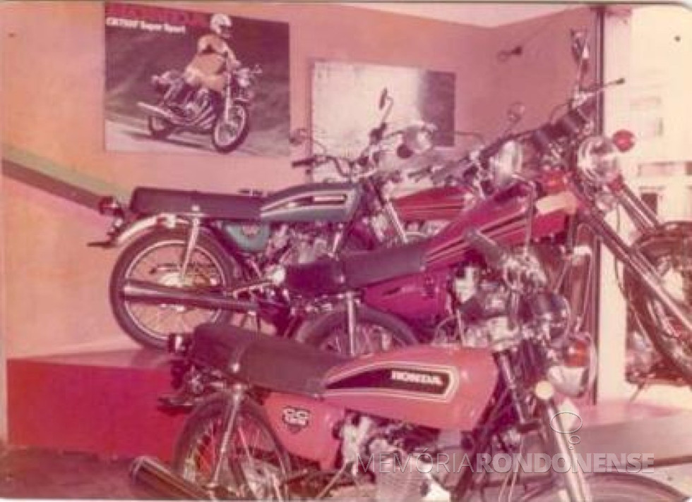 || Primeiras motos Honda, modelo CG 125, recebidas pela Kaefer Motos, em dezembro de 1976.
Imagem: Acervo da Empresa - FOTO 14 -
