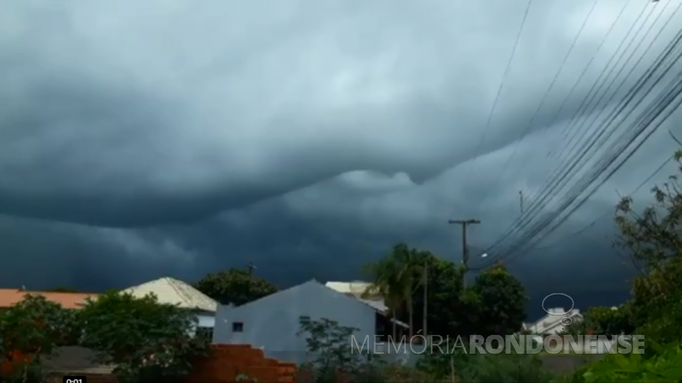 || Nebulosidade sobre a cidade de Marechal Cândido Rondon com a aproximação da chuva passageira, em 29 de dezembro de 2020.
Imagem: Acervo e crédito: Victor Marcos Karpinski - FOTO 14 -