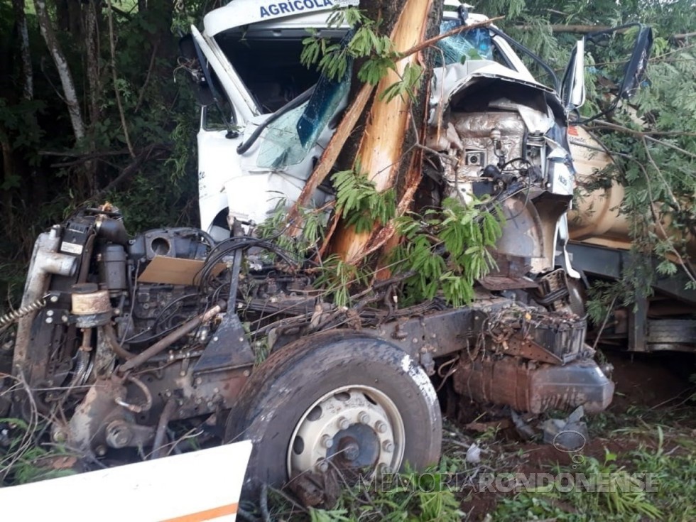 || Cabine destroçada do veículo que bateu contra uma árvore e tombou.
Imagem: Acervo Rádio Difusora do Paraná AM - FOTO 25 --