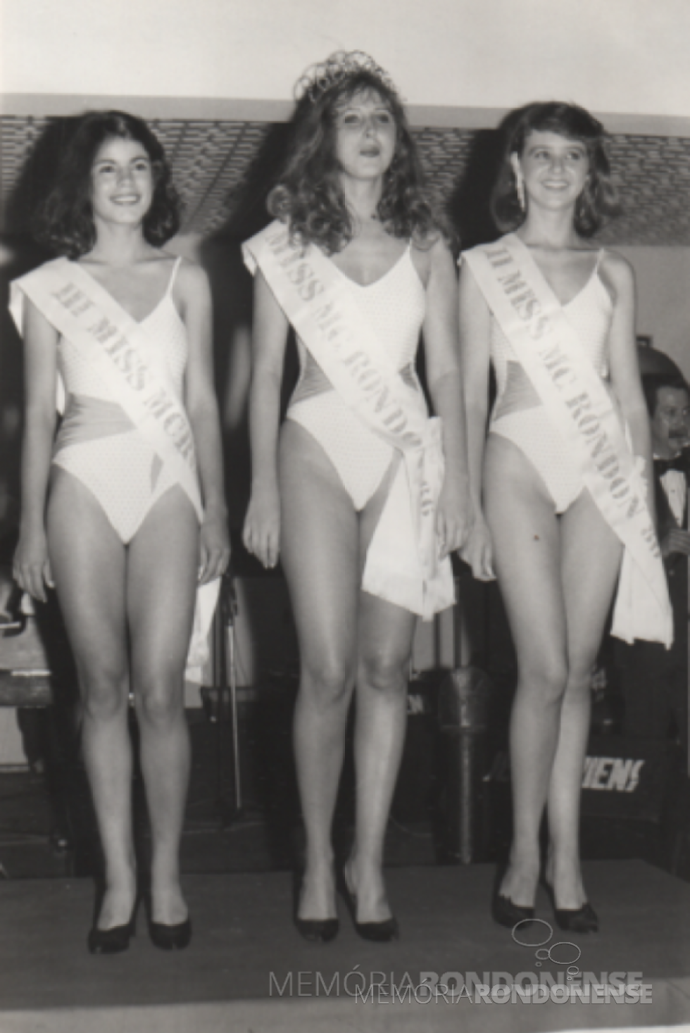 || Candidatas vencedoras do Miss Marechal Cândido Rondon 1986: Sandrinéia Guimarães Silva (e) - III Miss, Sandra Goettems - Miss, e Tânia Cristiana Rockembach - II Miss.
Imagem: Acervo Secretaria da Cultura da Prefeitura de Marechal Cândido Rondon - FOTO 7 -