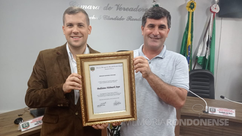 || Mateus Eron Jope (e) recebendo a Menção Honrosa Póstuma dedicada ao seu avô Balduino Helmuth Jope, das mãos do vereador proponente Adriano José Cottica, em dezembro de 2020.
Imagem: Acervo da CM - MCR - FOTO 15 -