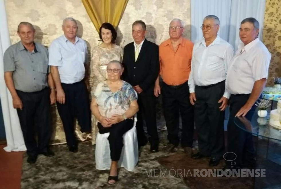 || Nelda (nascida Weber) Heimeding, sentada, em companhia de seus irmãos, ela falecida em dezembro de 2020.
Imagem: Acervo Uilson Wener - FOTO 21 -