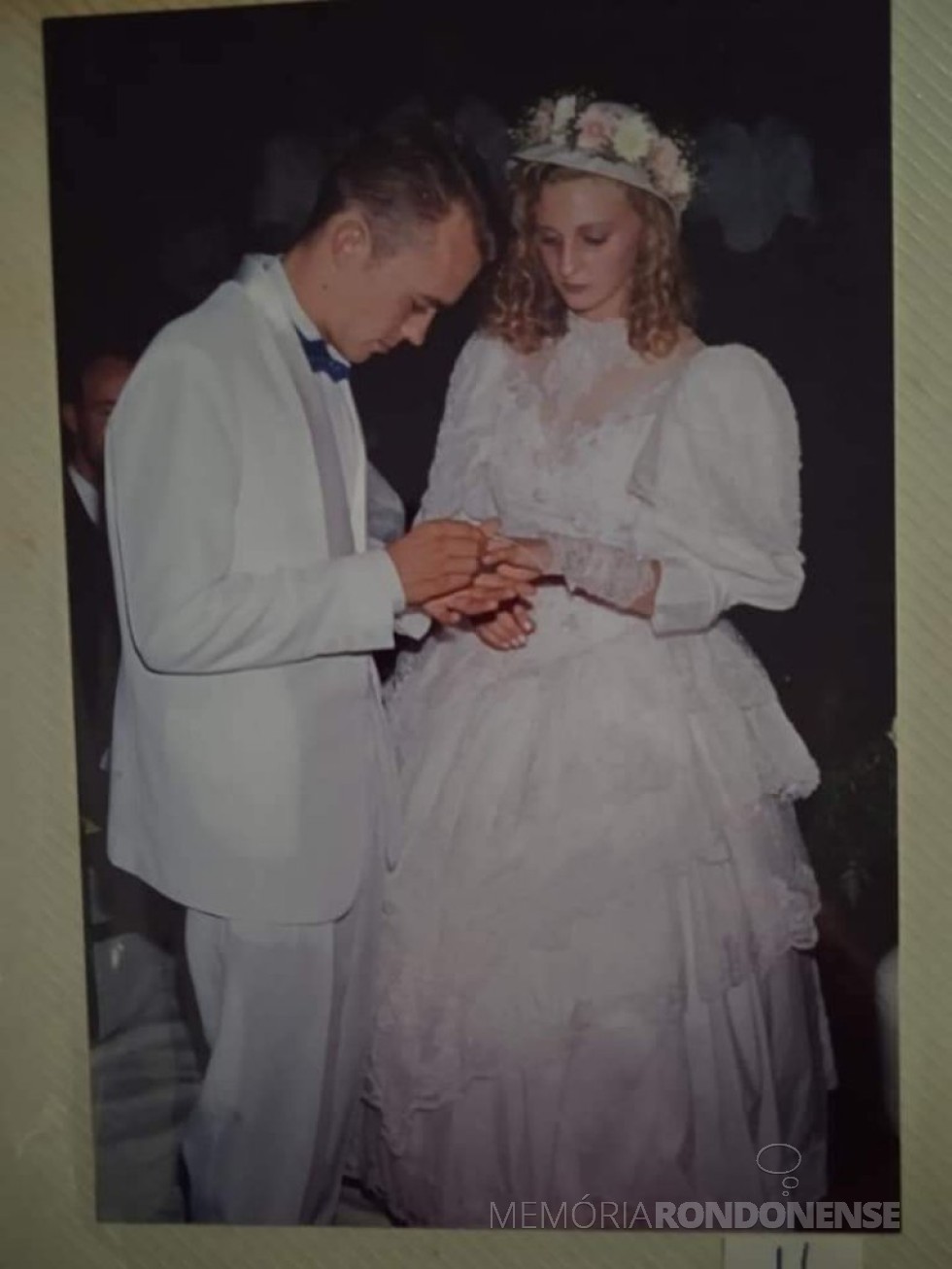 || Noivos Edir Prass e Duane Goettems na troca de aliança no casamento de dezembro de 1993.
]Imagem: Acervo do casal. - FOTO 7 - 