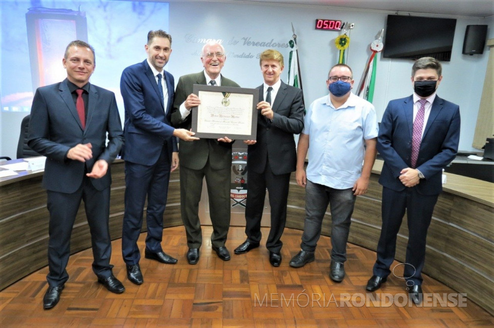 || Pastor Valdemar Martin agraciado com o título de Cidadão Honorário de Marechal Cândido Rondon. em começo de dezembro de 2020.
Da esquerda à direita: vereador Vanderlei Caetano Sauer, prefeito municipal Marcio Andrei Rauber, homenageado, vereador Nilson Hachmann, vereador Cleiton Freitag e vereador Arion Nasihgil.
Imagem: Acervo CM-MCR - Crédito: Cristiano Marlon Viteck - FOTO 17 - 