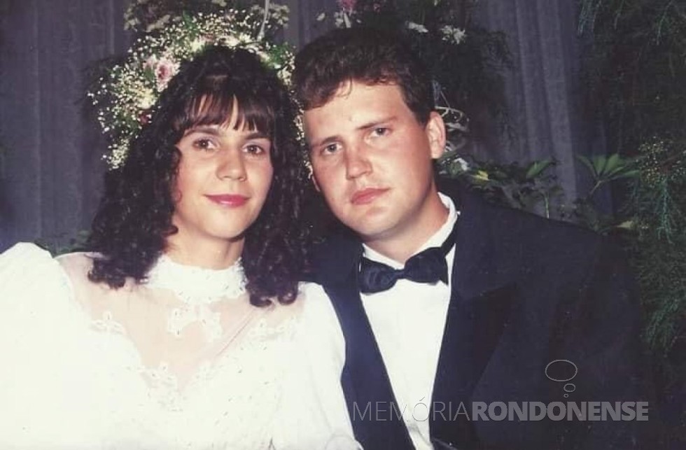|| Noivos Eliane Neubecker e Renato Darci Jope que se casaram em dezembro de 1993.
Imagem: Acervo Mateus Eron Jope - FOTO 11 -