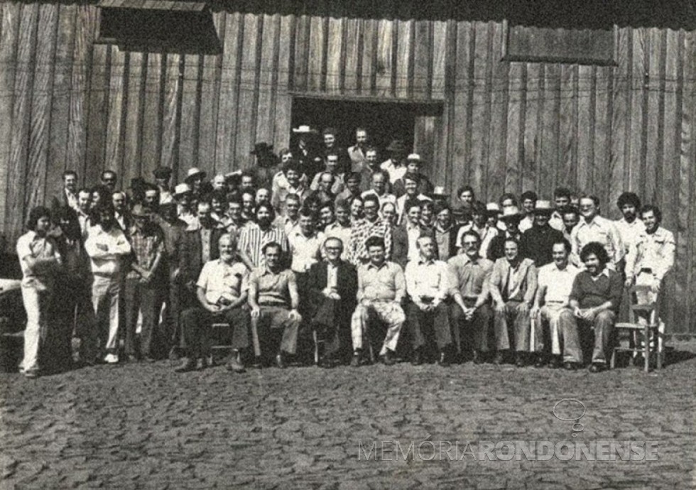 || Grupo de produtores rurais fundadores da Coopavel, em dezembro de 1970. 
Imagem: Acervo Coopavel - FOTO 3 -