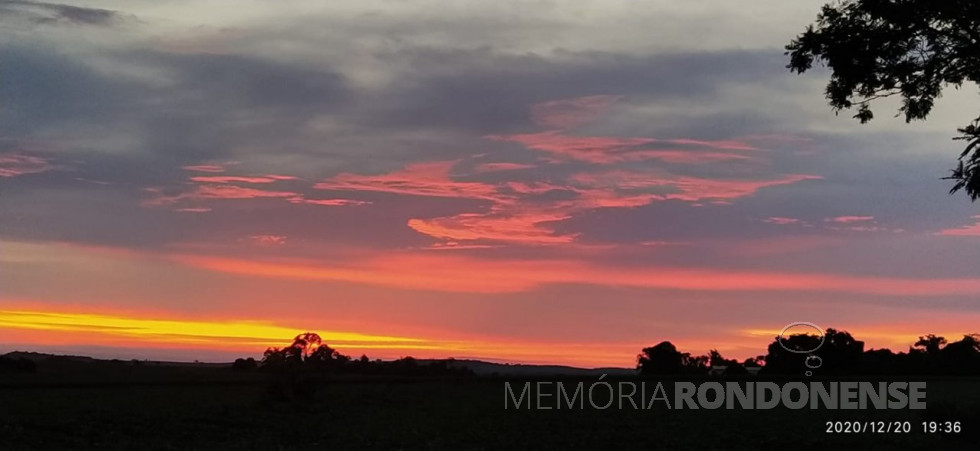 || Entardecer no município de Pato Bragado (desmembrado de Marechal Cândido Rondon), em 20 de dezembro de 2020.
Imagem e acervo: Christian Guenther. - FOTO 12 -