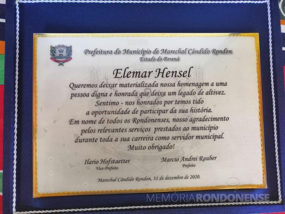 || Placa de reconhecimento ao servidor público Elemar Hensel, ao se aposentar em ato realizado em 01 de janeiro de  2021. 
Imagem: Acervo Carlos Alexander Hensel - FOTO 57 -
