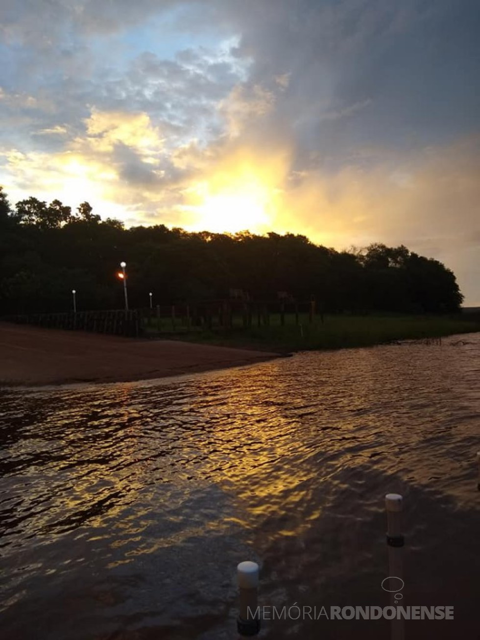 || Arrebol no distrito rondonense de Porto Mendes, em foto tirada desde o Clube Náutico, na data de 21 de janeiro de 2021.
Imagem: Acervo e crédito de Ilda Bet - FOTO 23 -