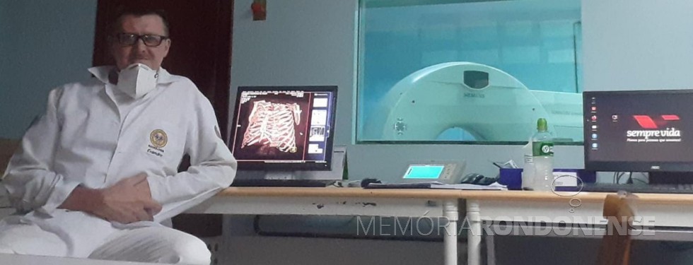 || Evandro Neitzke um pouco antes de se aposentar, no setor de radiologia do Hospital Rondon.
Imagem: Acervo pessoal - FOTO 11 --
