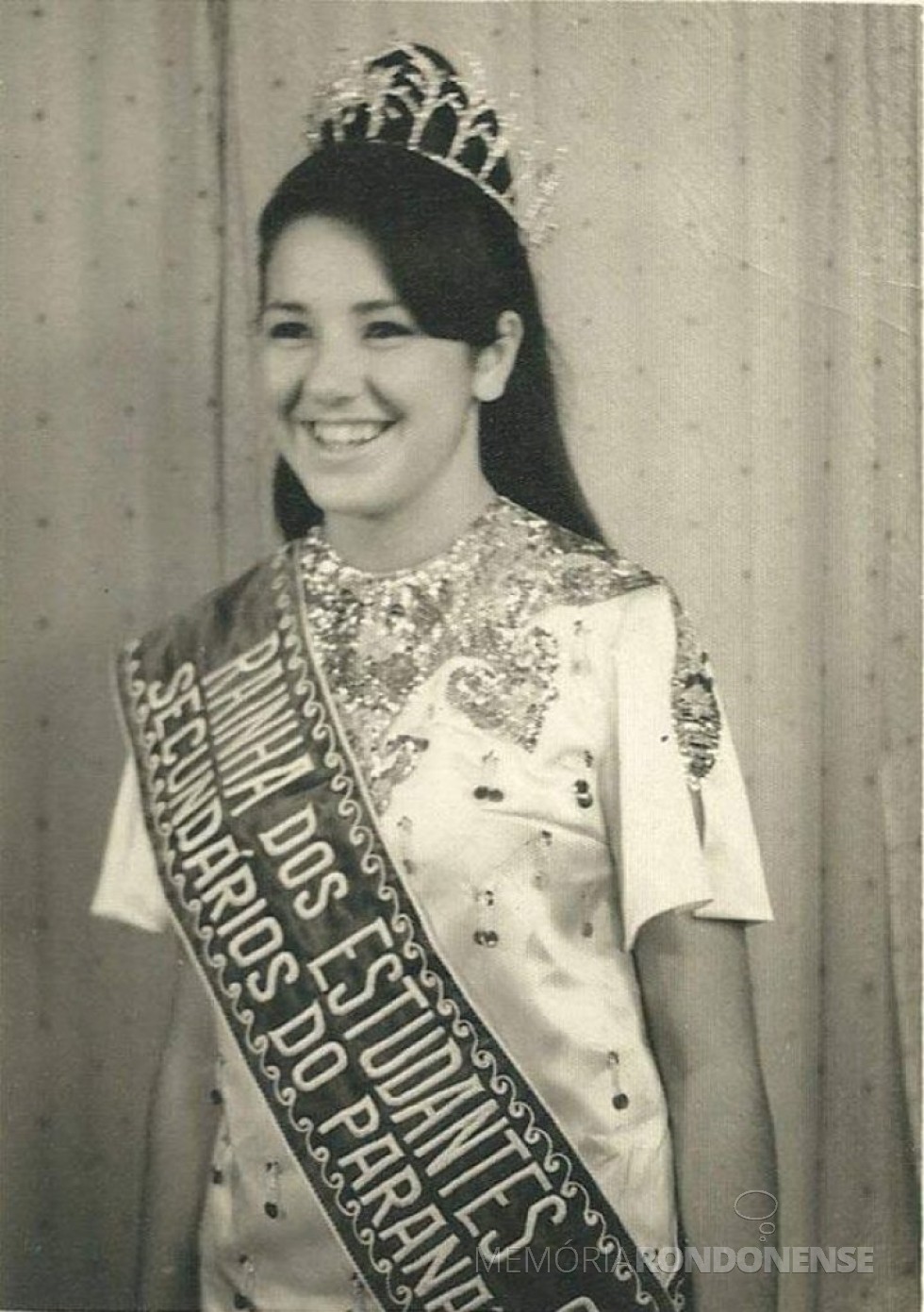 || Outro instantâneo de Miriam Lúcia Fernandes Mazzaferro escolhida Rainha dos Estudantes Secundaristas do Paraná de 1968.
Imagem: Acervo pessoal - FOTO 5 -