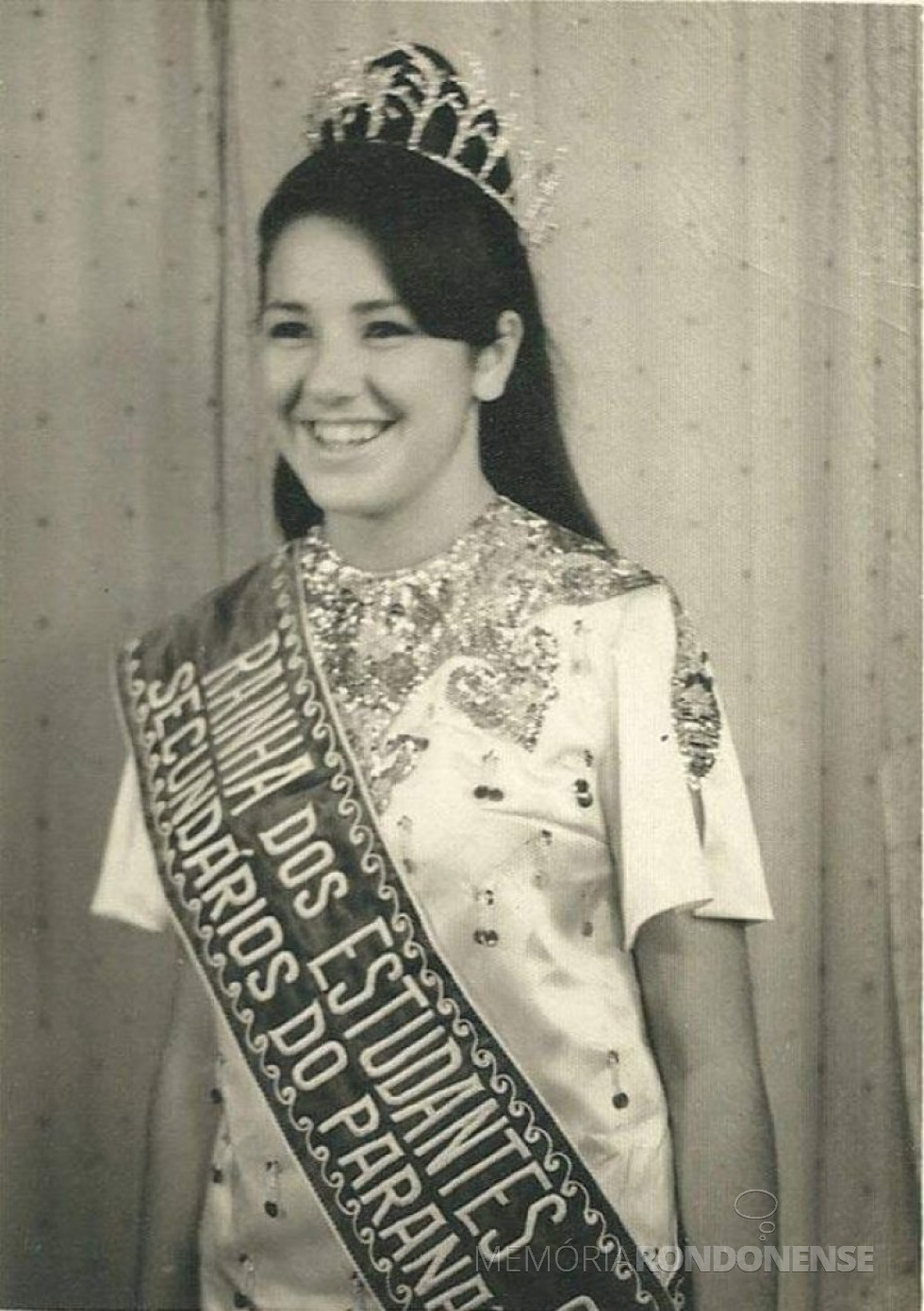 || Outro instantâneo de Miriam Lúcia Fernandes Mazzaferro escolhida Rainha dos Estudantes Secundaristas do Paraná de 1968.
Imagem: Acervo pessoal - FOTO 4 -