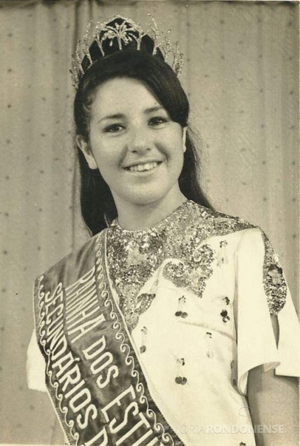 || Mais um instantâneo de Miriam Lúcia Fernandes Mazzaferro como Rainha dos estudantes paranaenses de 1968, em evento na cidade paranaense de Cornélio Procopio.
Imagem: Acervo pessoal - FOTO 6 -