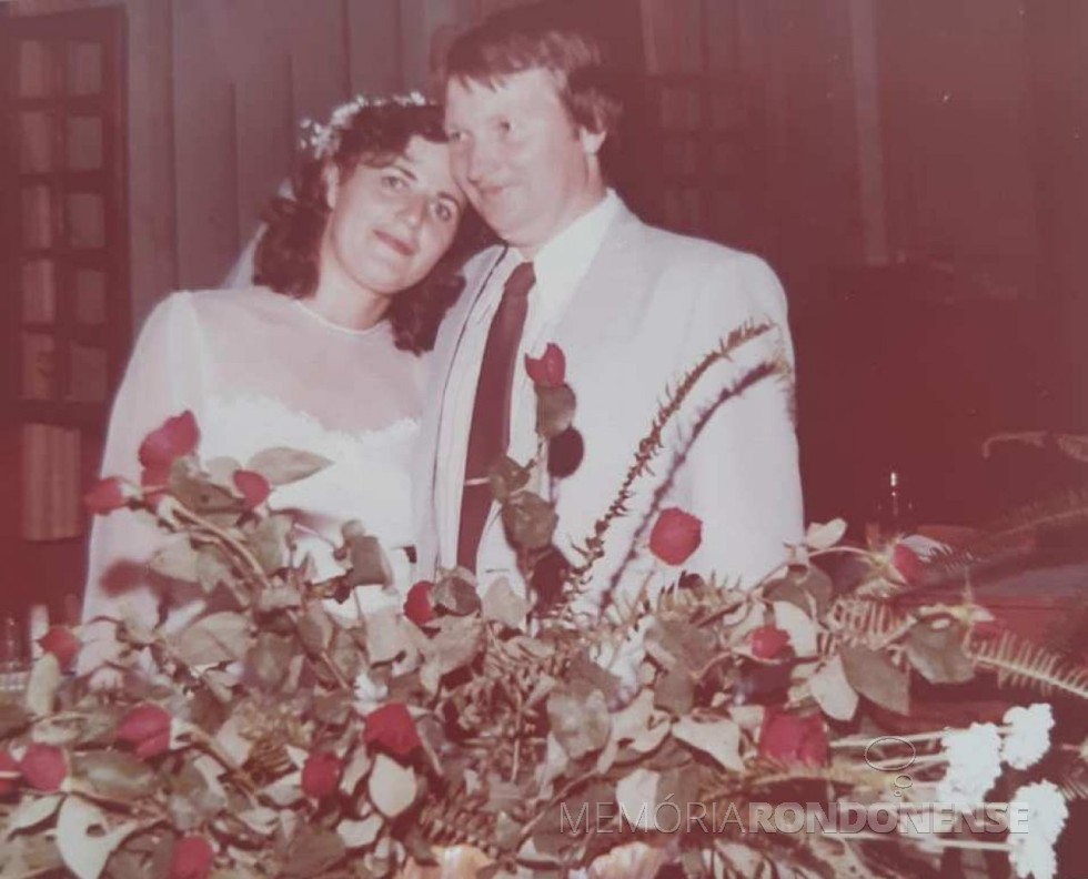 || Noivos Lídia Agnes Glitz e Remi Sander que casaram em final de janeiro  de 1982.
Imagem: Acervo do casal - FOTO 5 - 
