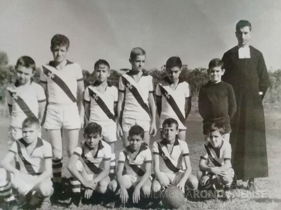 || Irmão Jorge Caio com a equipe de futebol  (Vasquinho) internos do Colégio La Salle, de Toledo.  Em pé João Carlos, José, João Capsebosco, Edgar Della Costa, João Amorin. Hamilton, depois do João os irmãos Baininhos, Porvinha, e Humberto Della Costa. Obs.: se alguem lembrar o nome de mais alguém fique a vontade para informar.
O jogo de camisa da equipe foi doado pelo advogado Wilson Carlos Kuhn que também foi prefeito da cidade de Toledo.
Imagem: Acervo e legenda de Omero Renato Bordim/ Adair Krilow - FOTO 2 -